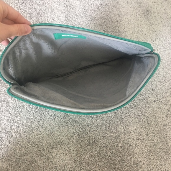 ❌SOLD❌Incase 13” Soft Shell Laptop Case - Picture 3 of 3